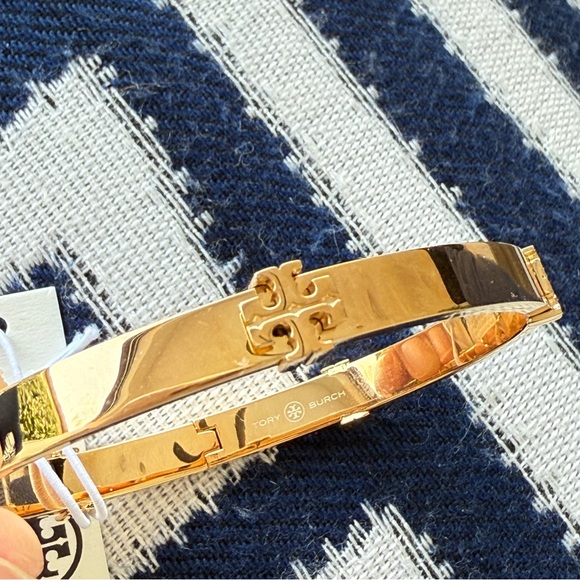Tory Burch Classic Logo Hinge Bangle 168864 IN TORY GOLD 170$ - Picture 7 of 10